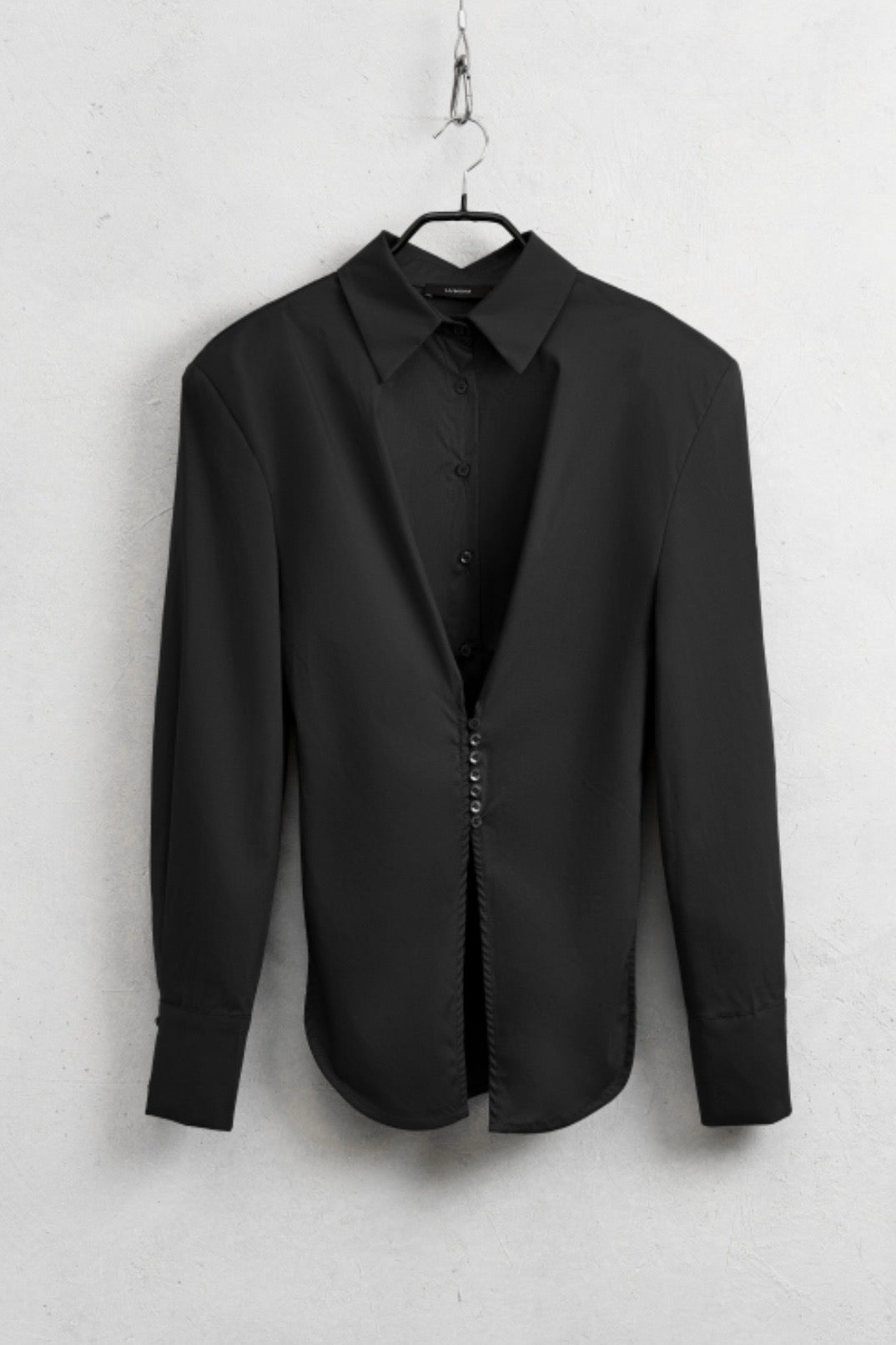 Černá vypasovaná košile