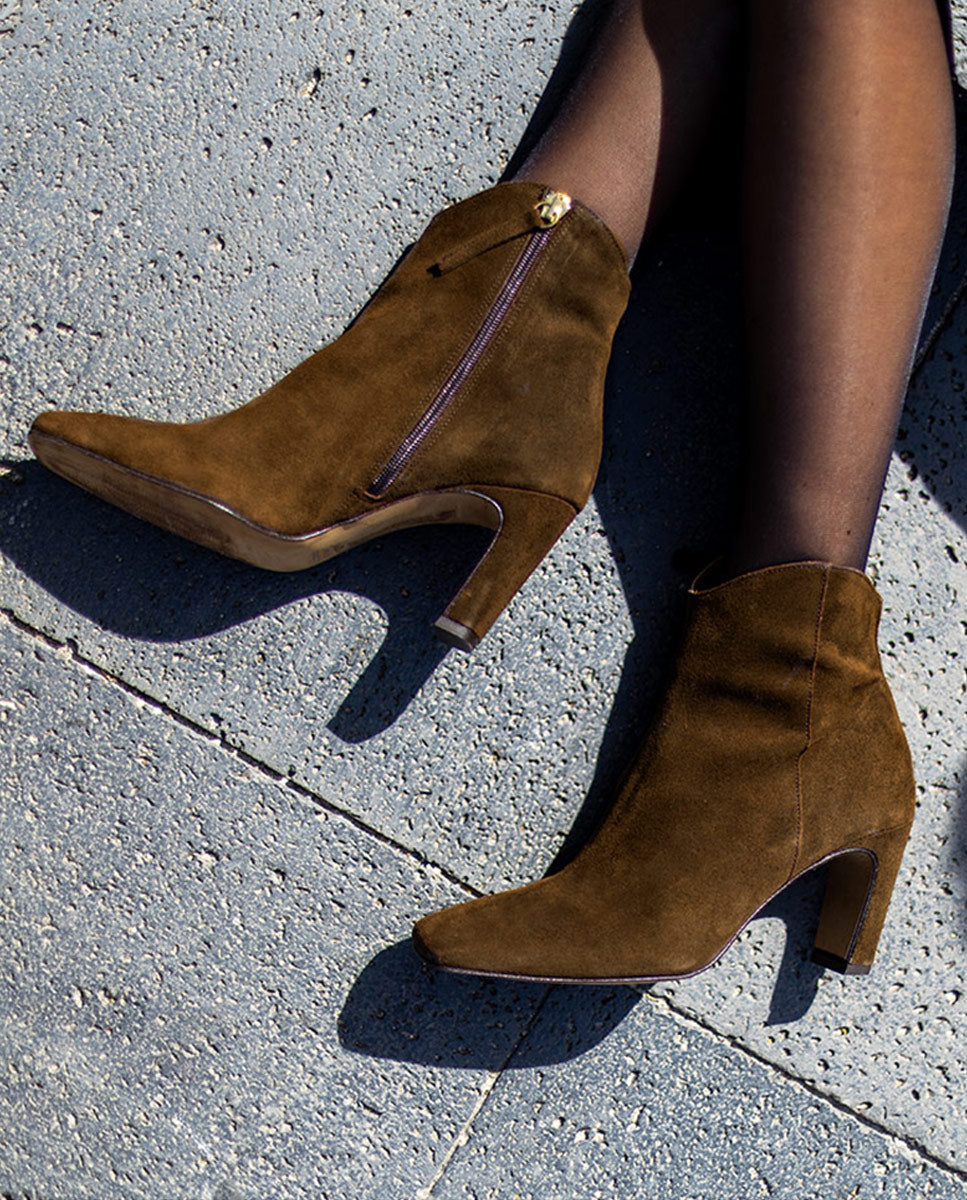 Hnědé semišové kotníkové kotníkové kozačky na podpatku