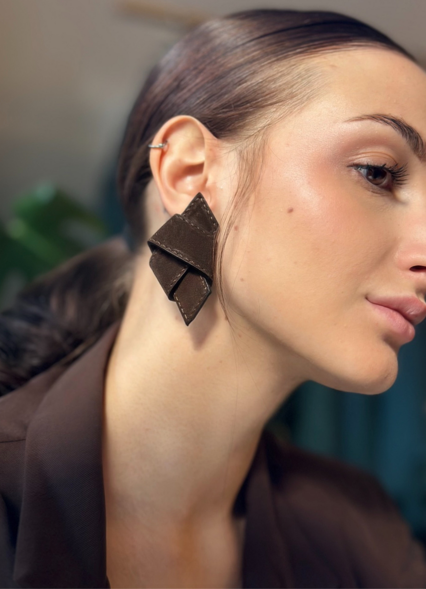 Smaragdové kožené náušnice - uzel