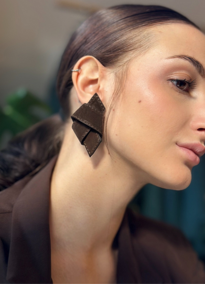 Smaragdové kožené náušnice - uzel