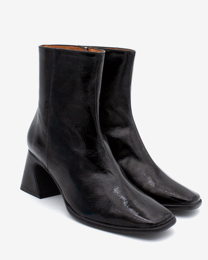 Lakované černé boty na podpatku se zipem