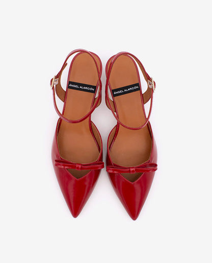 Červené lakované boty na nízkém podpatku s mašličkou