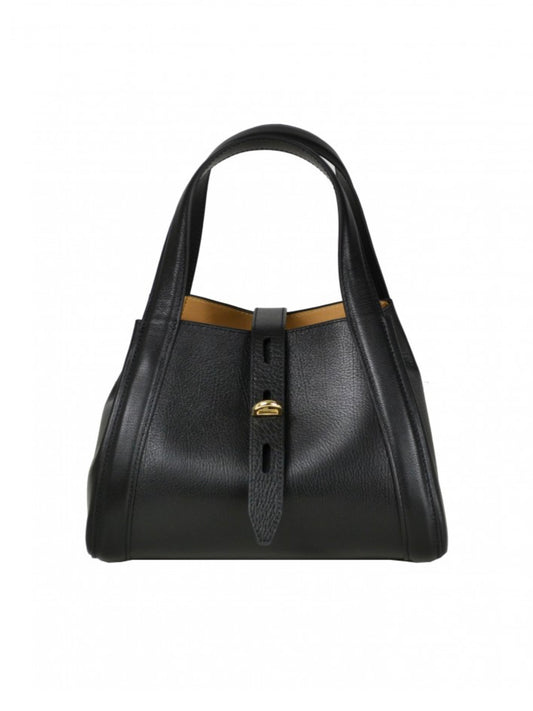 Malá černá kabelka krychlového tvaru