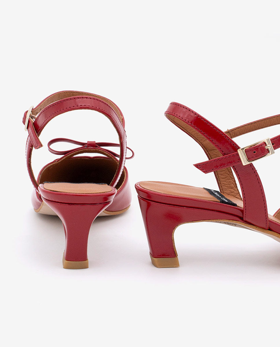 Červené lakované boty na nízkém podpatku s mašličkou