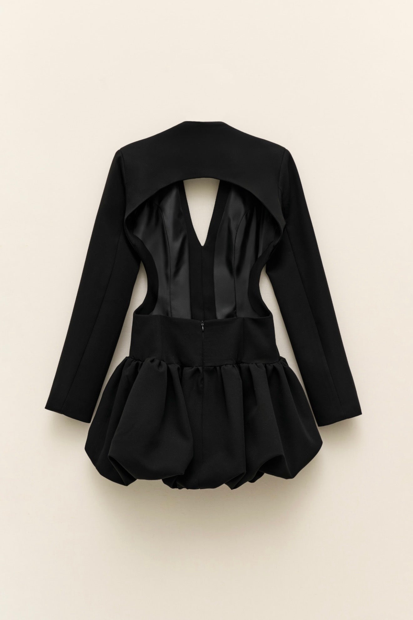 Černé mini šaty s průstřihem na zádech