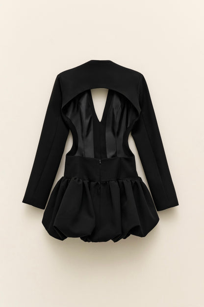 Černé mini šaty s průstřihem na zádech