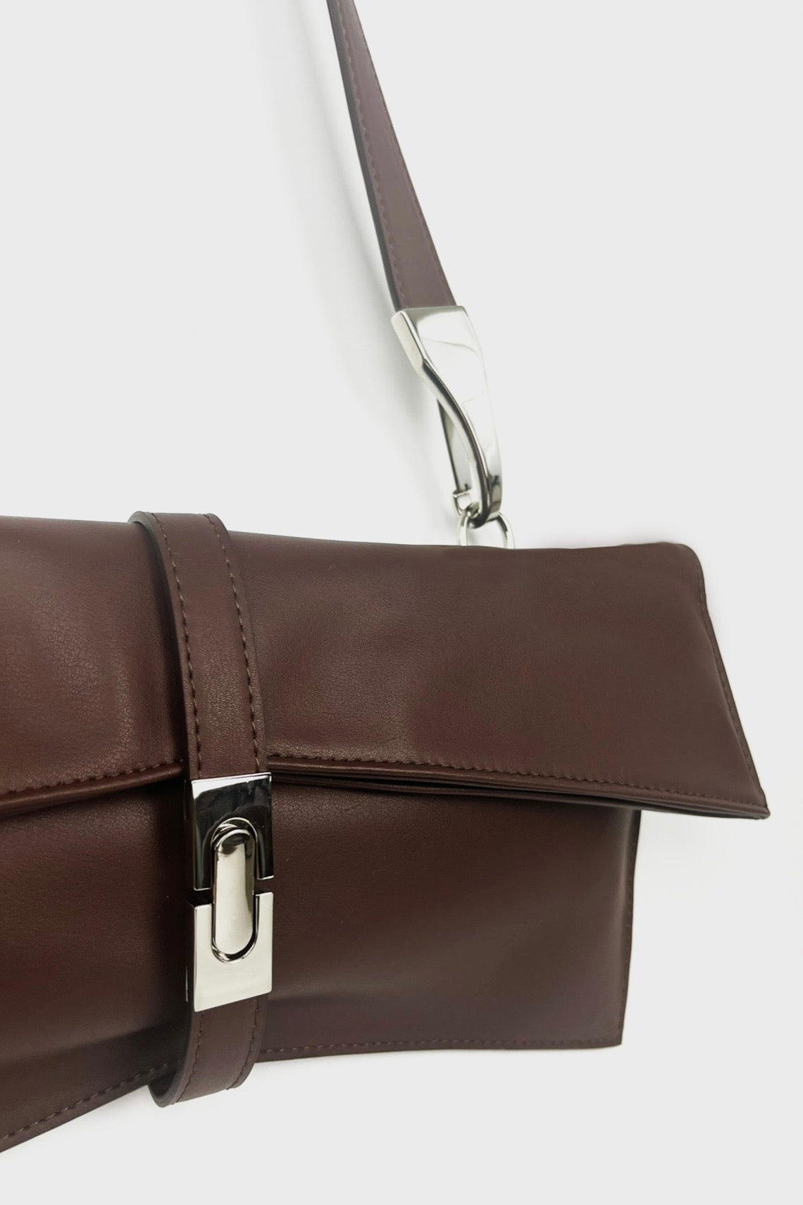 Hnědá kabelka z rostlinné kůže