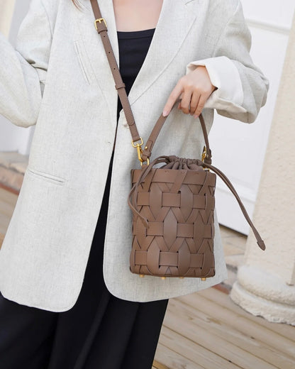 Kožený taupe bucket bag