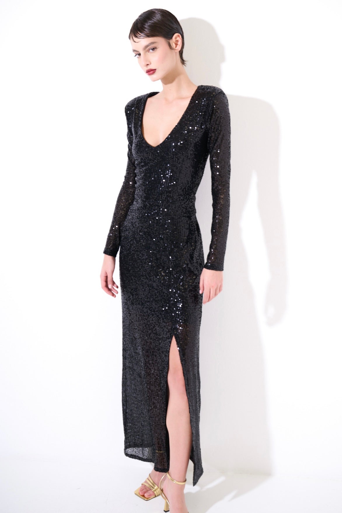 Maxi černé flitrové šaty s rozparkem