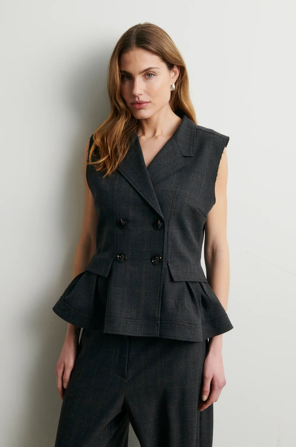 Šedá kostovaná peplum vesta