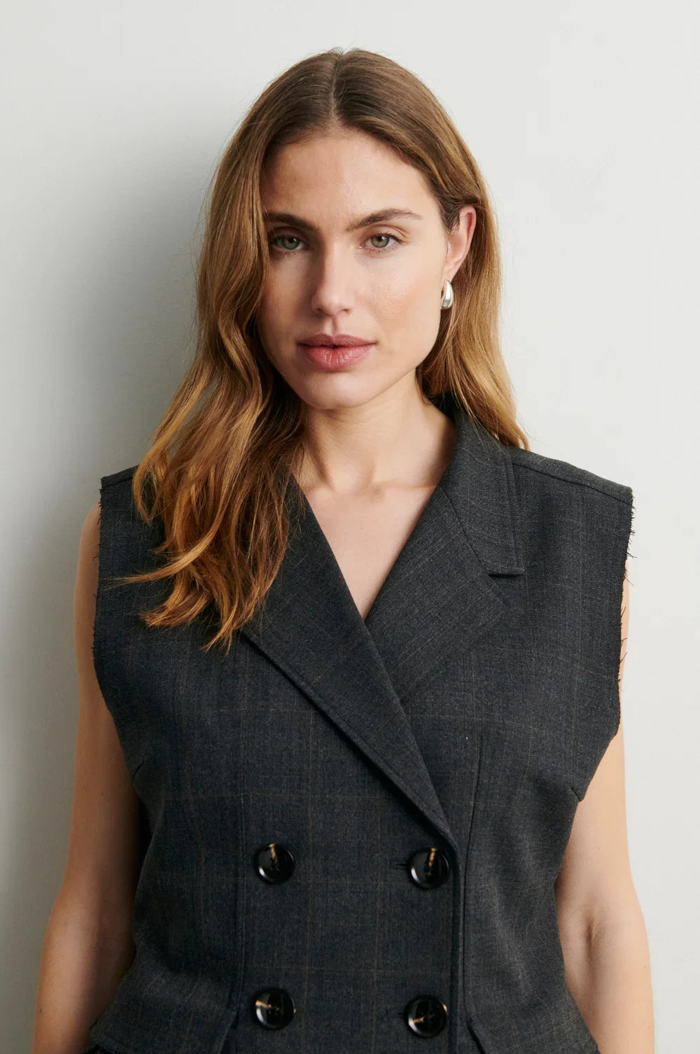 Šedá kostovaná peplum vesta
