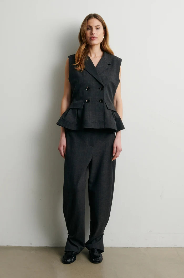 Šedá kostovaná peplum vesta