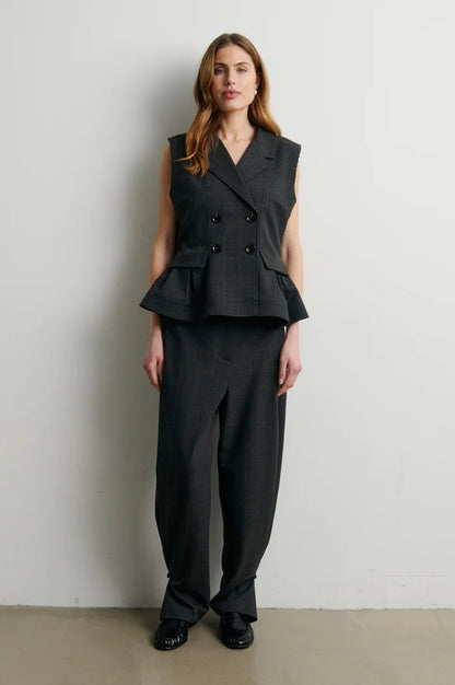 Šedá kostovaná peplum vesta