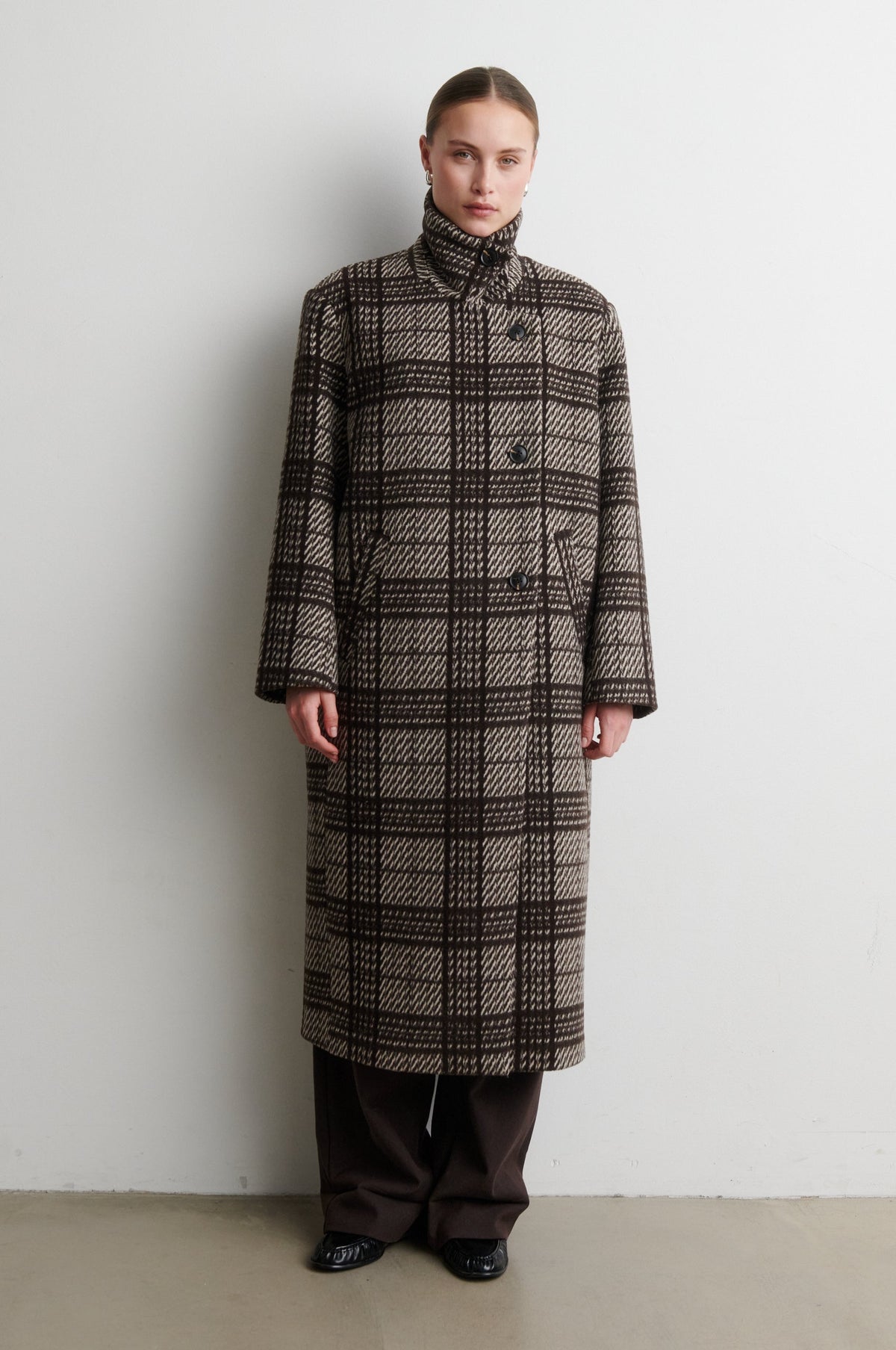 Hnědý oversized károvaný kabát s příměsí vlny