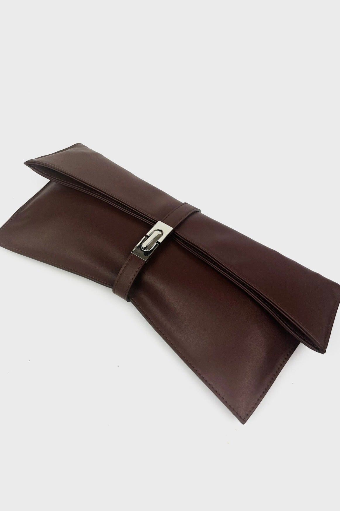 Hnědá kabelka z rostlinné kůže