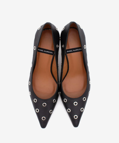 Černé lodičky s průchodkami