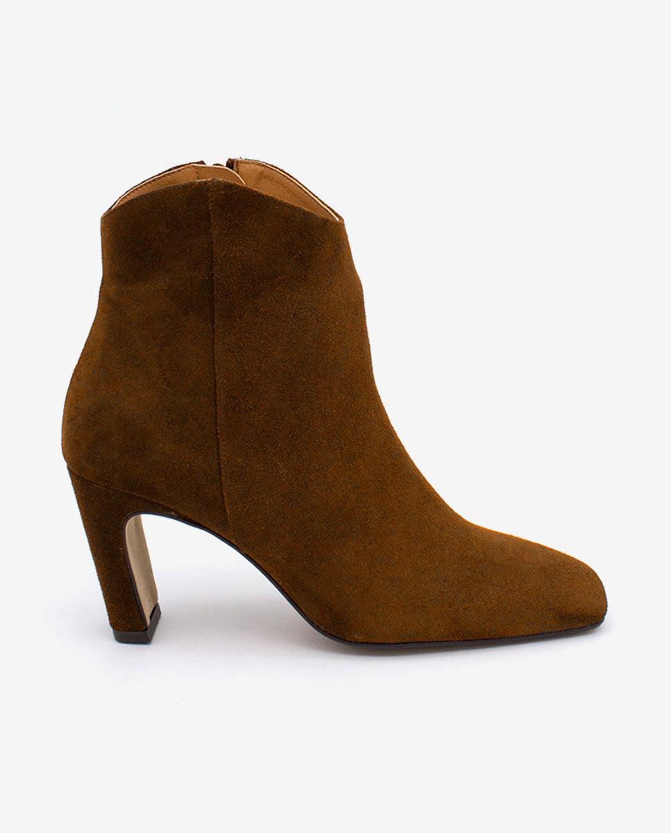 Hnědé semišové kotníkové kotníkové kozačky na podpatku