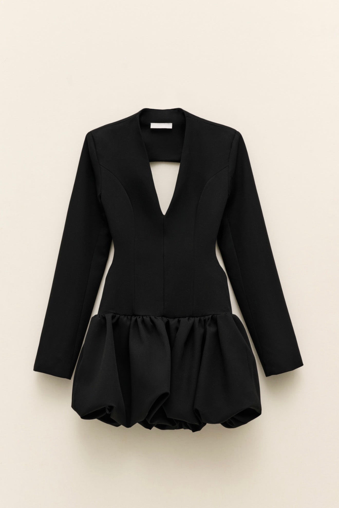 Černé mini šaty s průstřihem na zádech