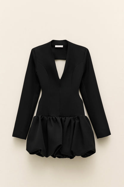 Černé mini šaty s průstřihem na zádech