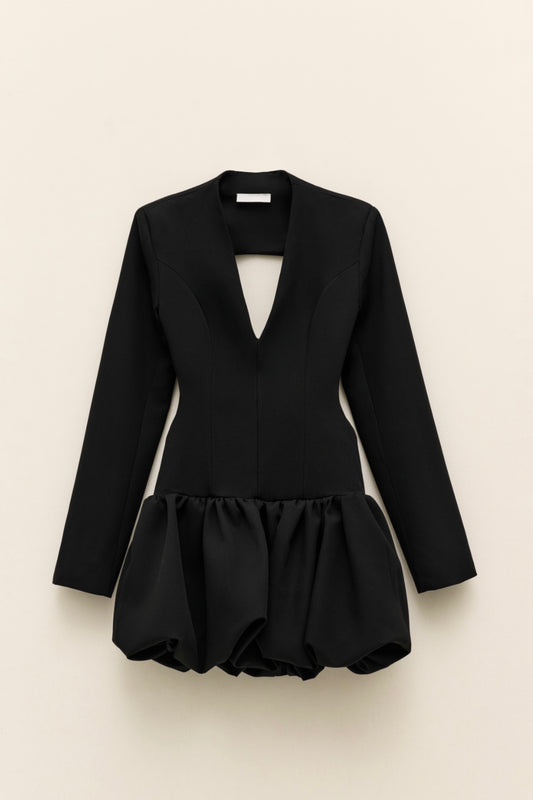 Černé mini šaty s průstřihem na zádech