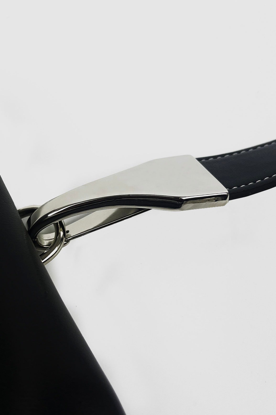 Černá kabelka z rostlinné kůže