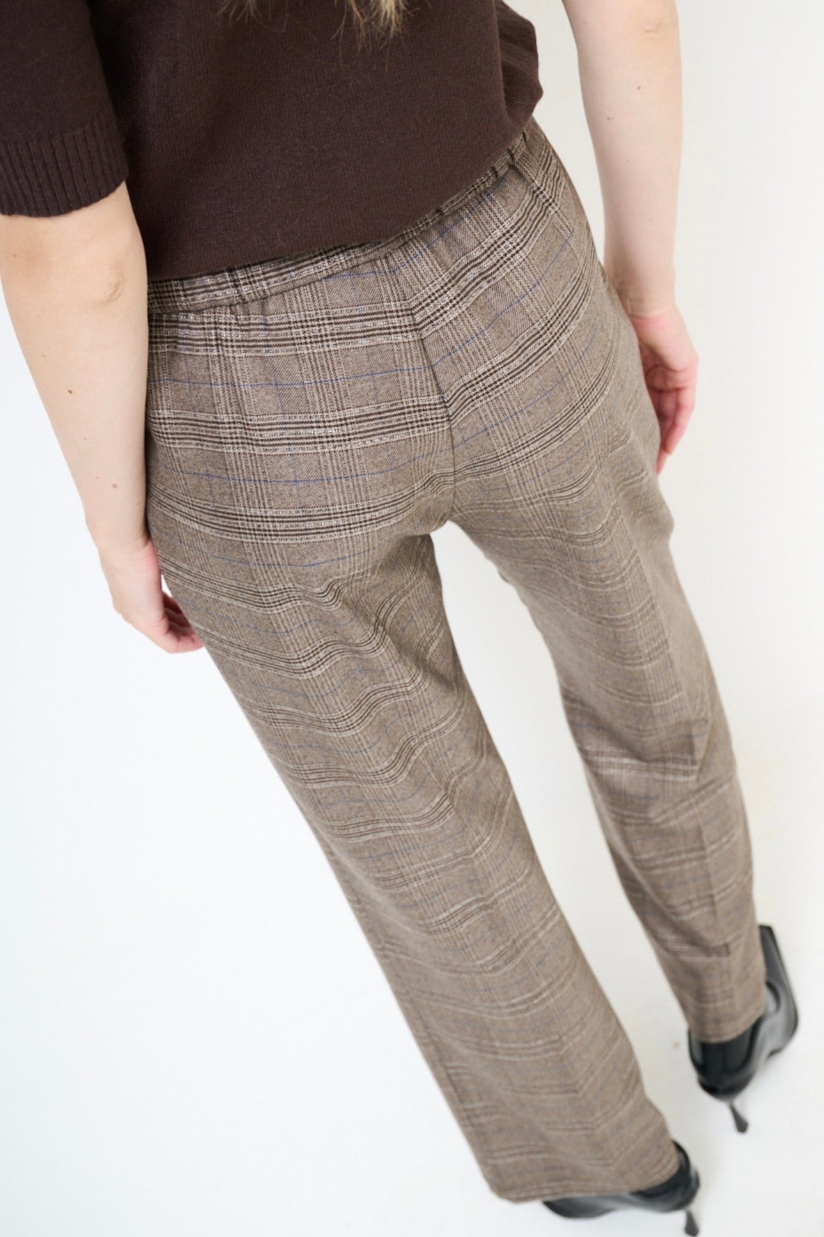 Hnědé kárované kalhoty