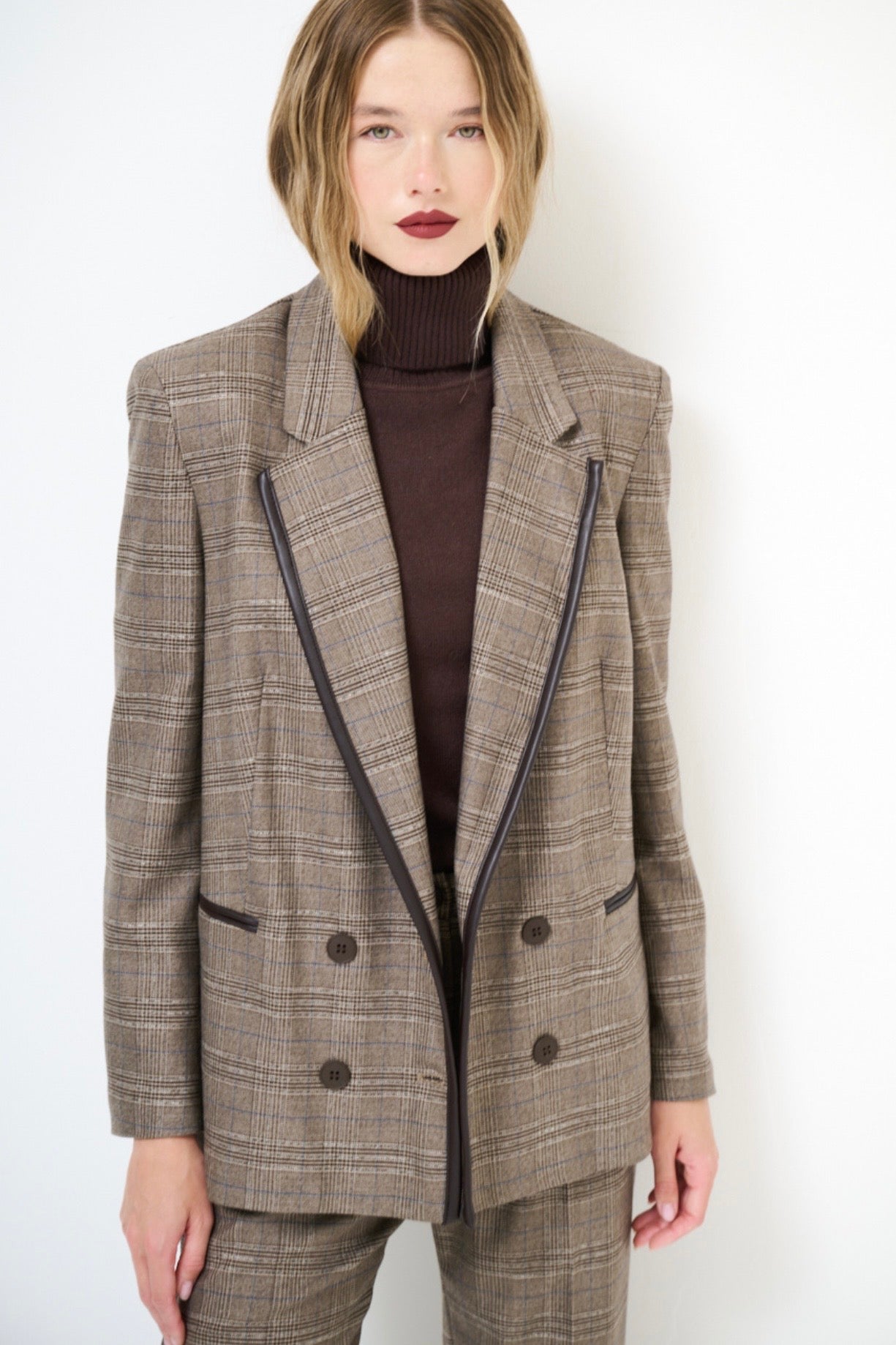 Hnědé kárované sako