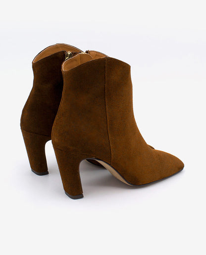 Hnědé semišové kotníkové kotníkové kozačky na podpatku
