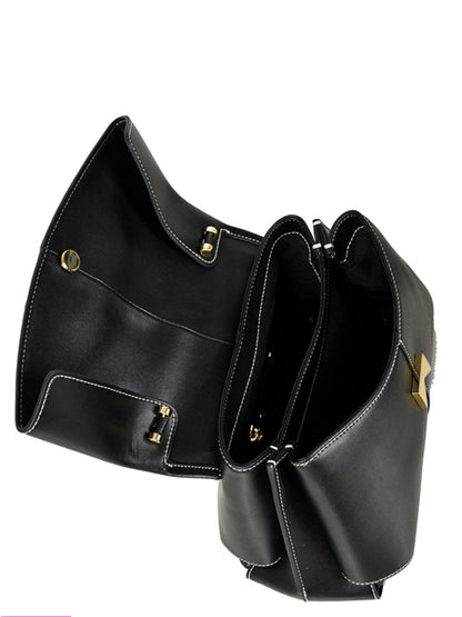 Černá malá kabelka s bílým prošíváním