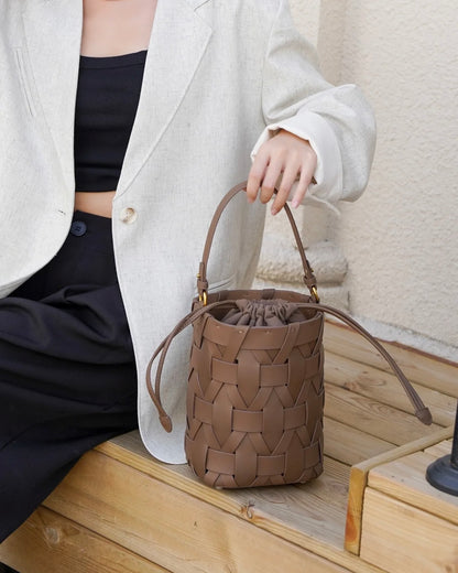 Kožený taupe bucket bag