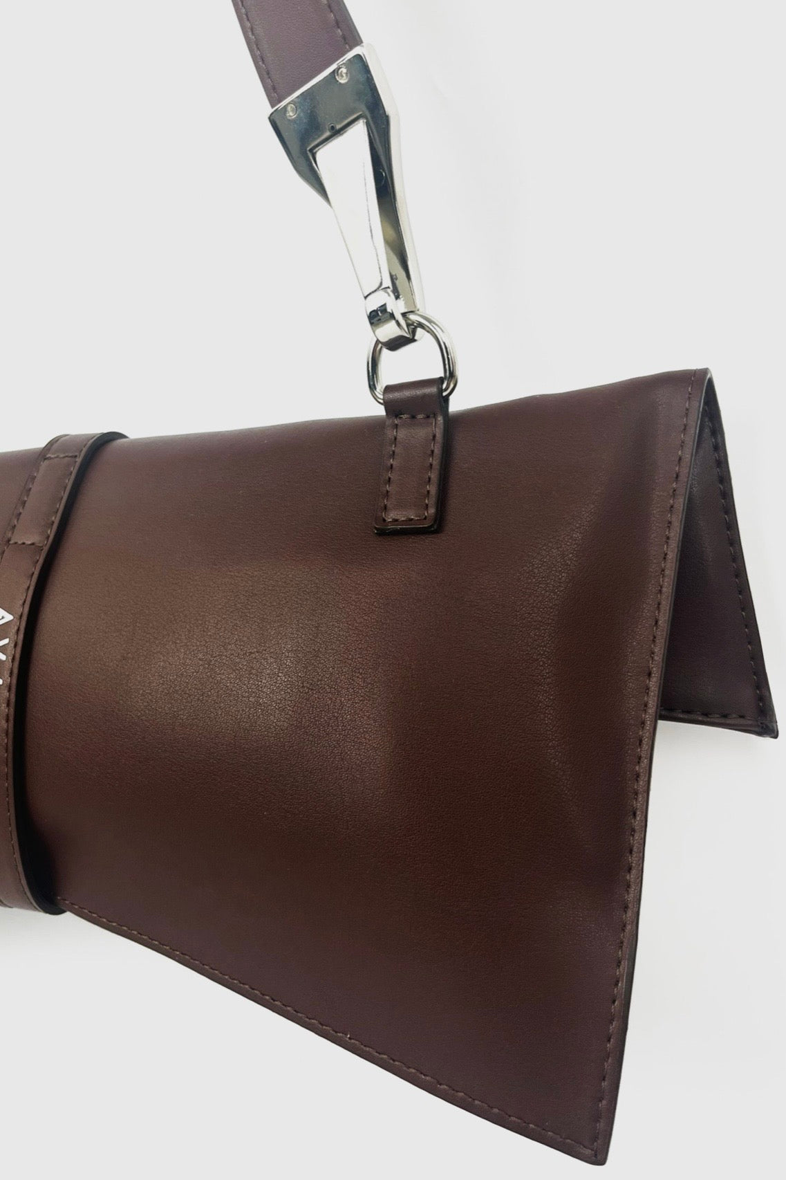 Hnědá kabelka z rostlinné kůže