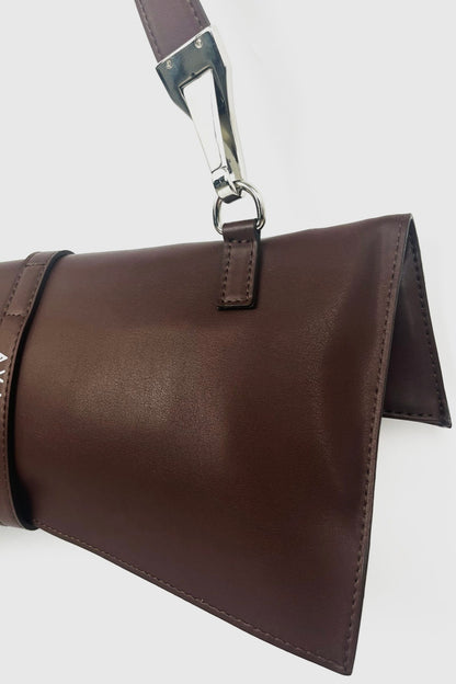 Hnědá kabelka z rostlinné kůže