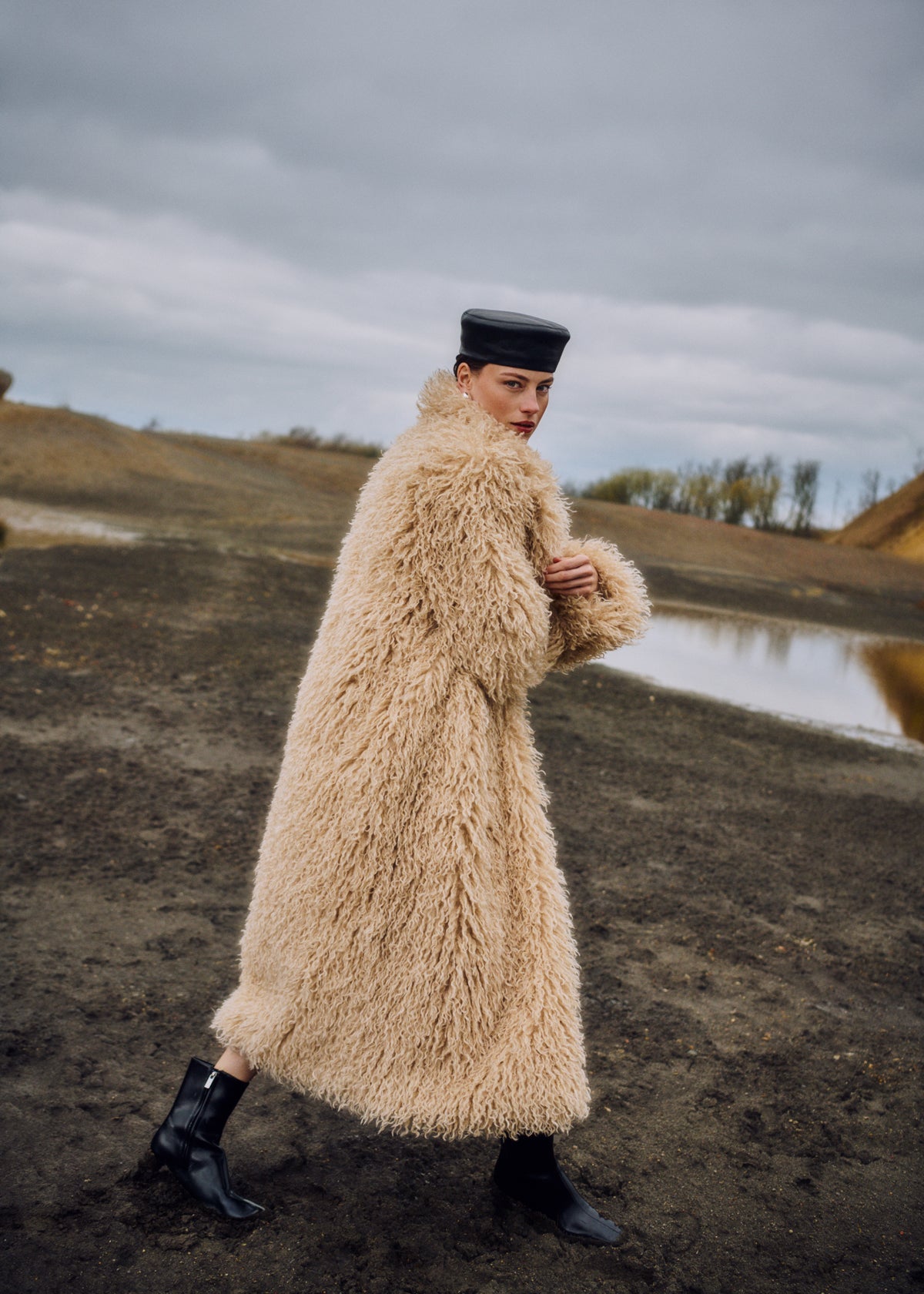 Dlouhý krémový kabát z umělé kožešiny – foto 6