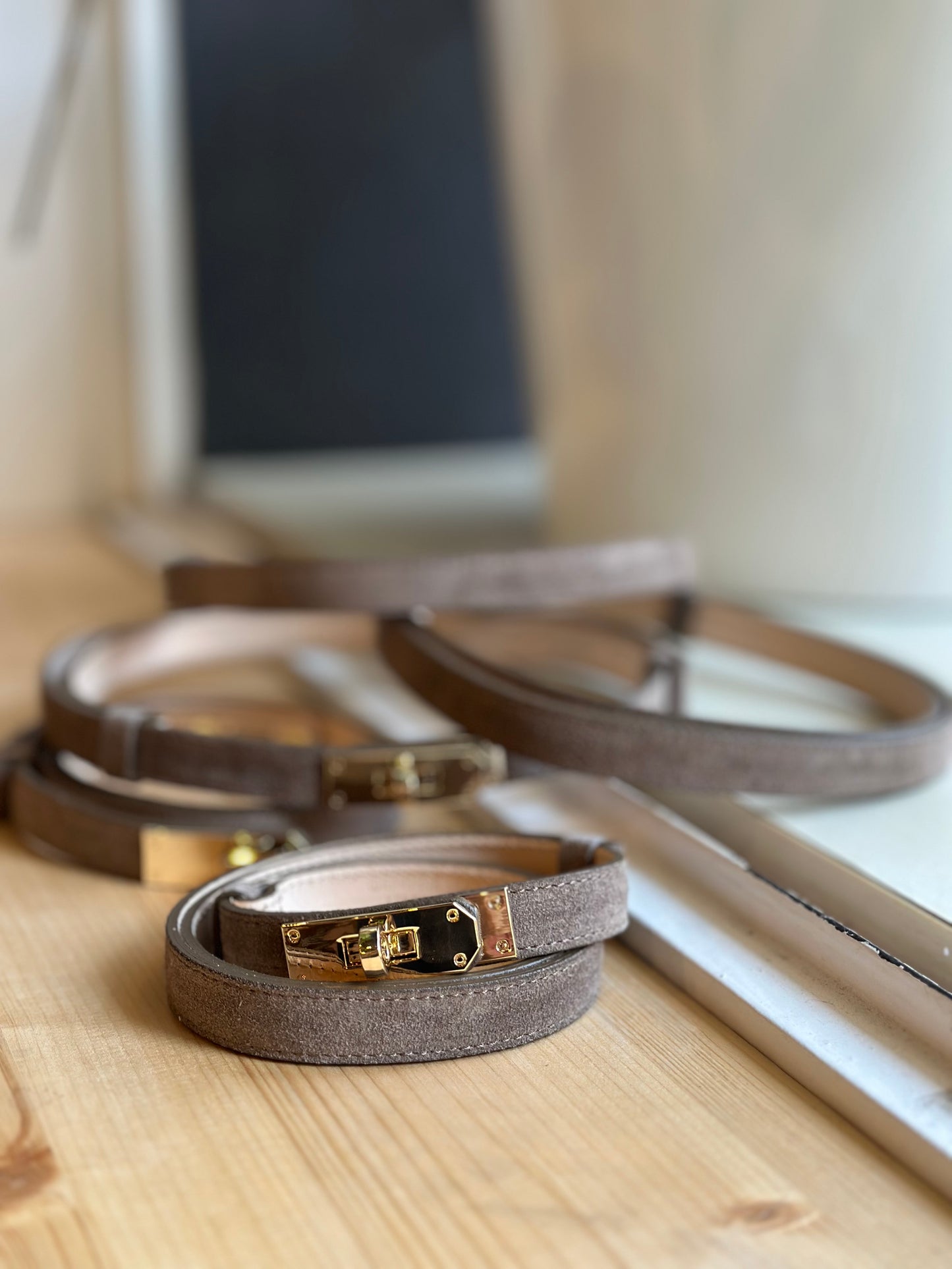 Tenký nastavitelný taupe pásek z broušené kůže