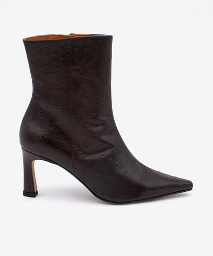 Kotníkové hnědé kozačky s pštrosím reliéfem