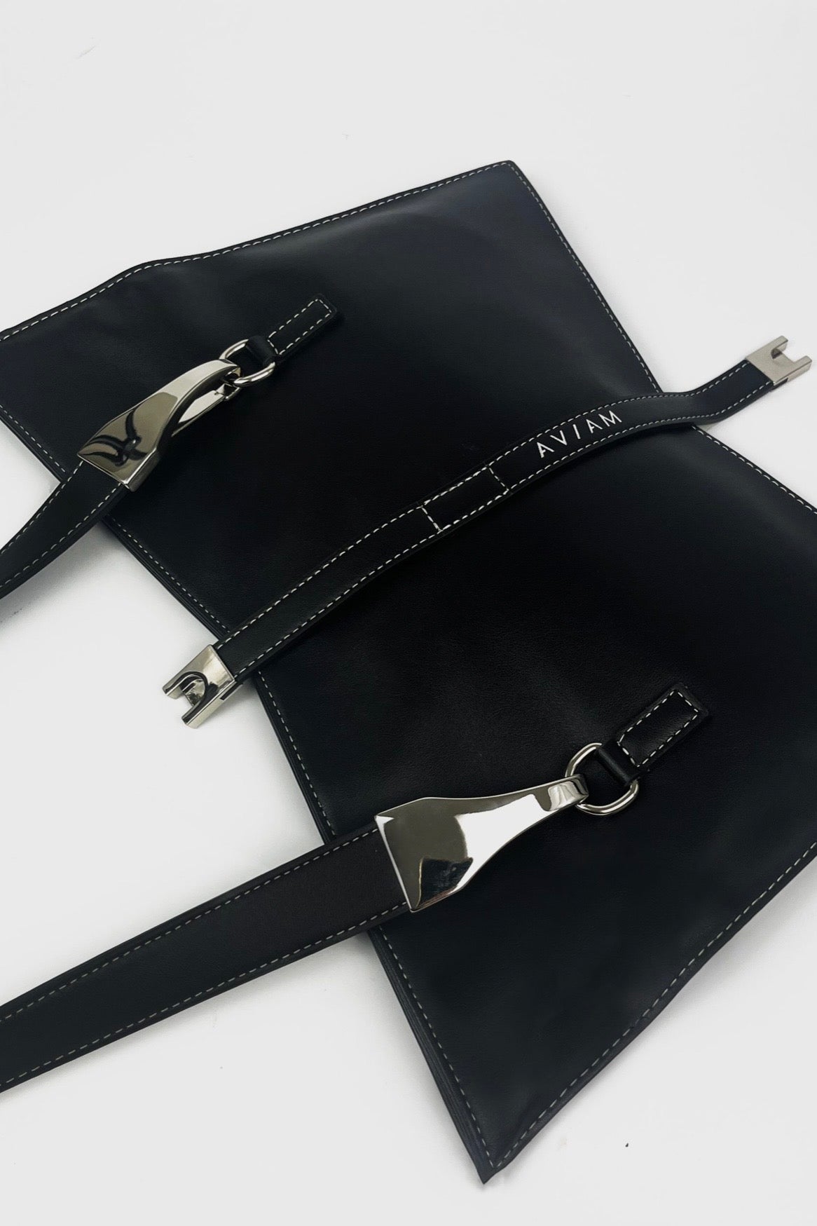 Černá kabelka z rostlinné kůže