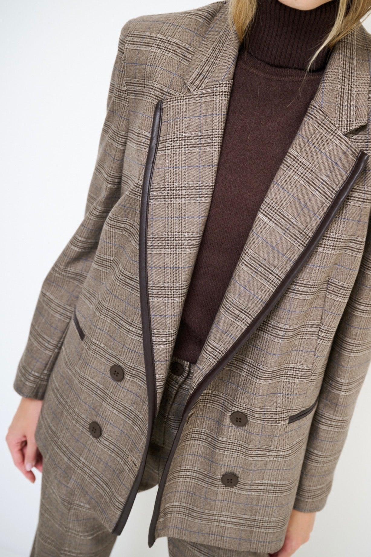 Hnědé kárované sako