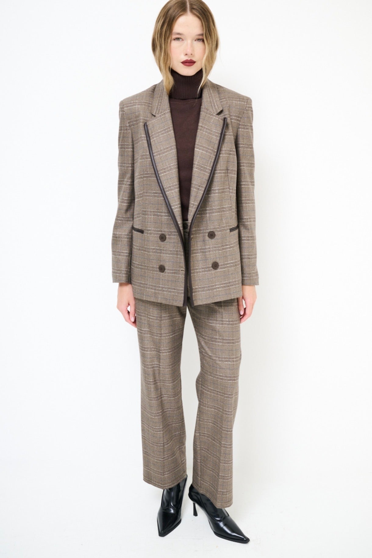 Hnědé kárované sako