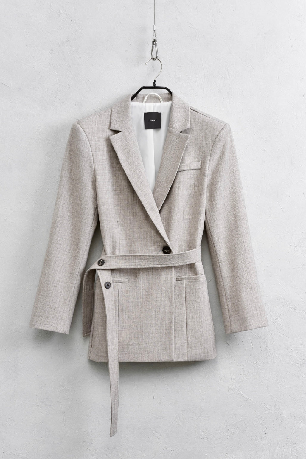 Světlé kostýmové sako s páskem