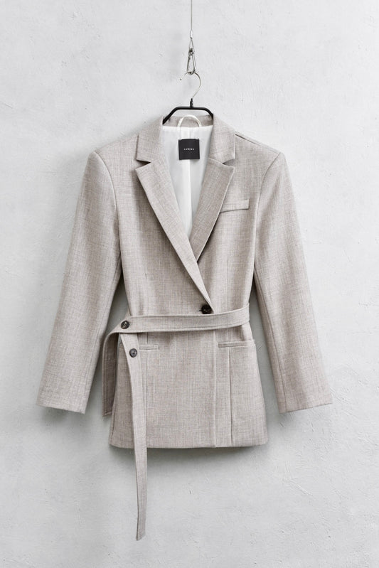Světlé kostýmové sako s páskem
