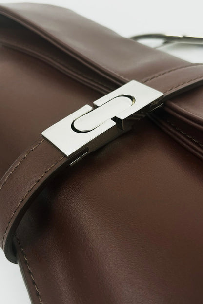 Hnědá kabelka z rostlinné kůže