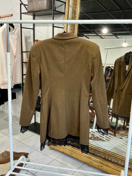 Vypasované sako s krajkou