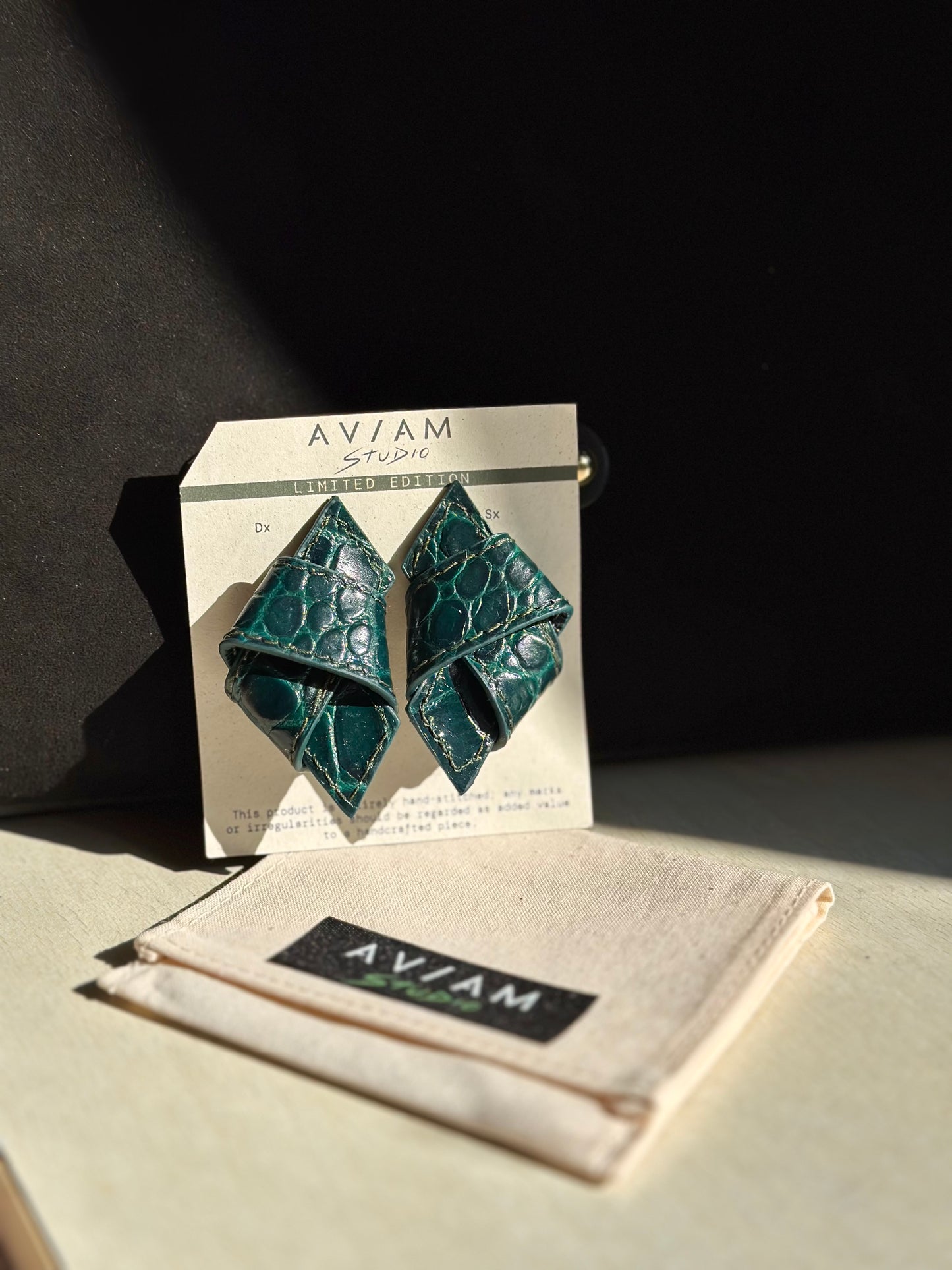 Smaragdové kožené náušnice - uzel