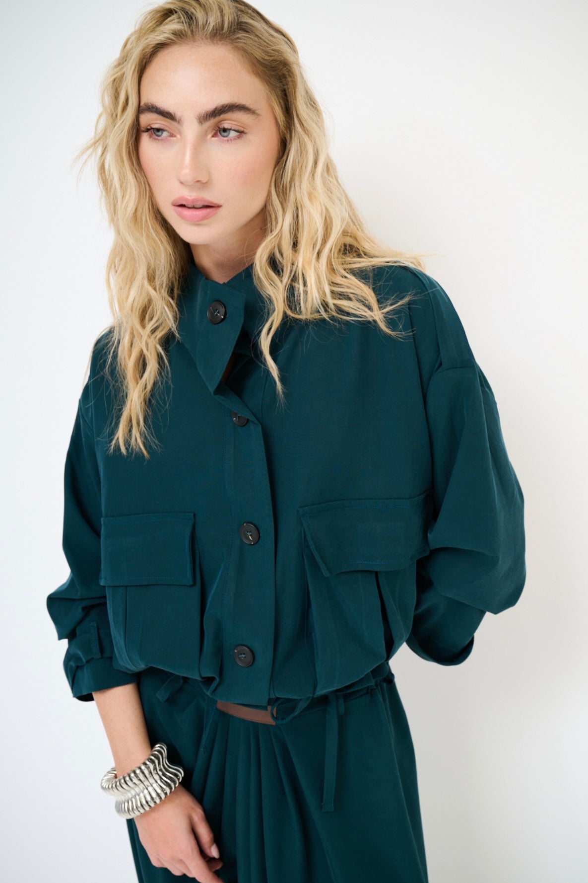 Smaragdová lehká viskózová bundička