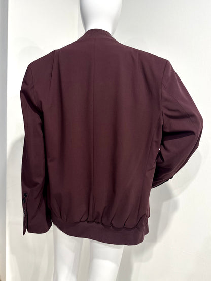 Vínový bomber s detailem knoflíků