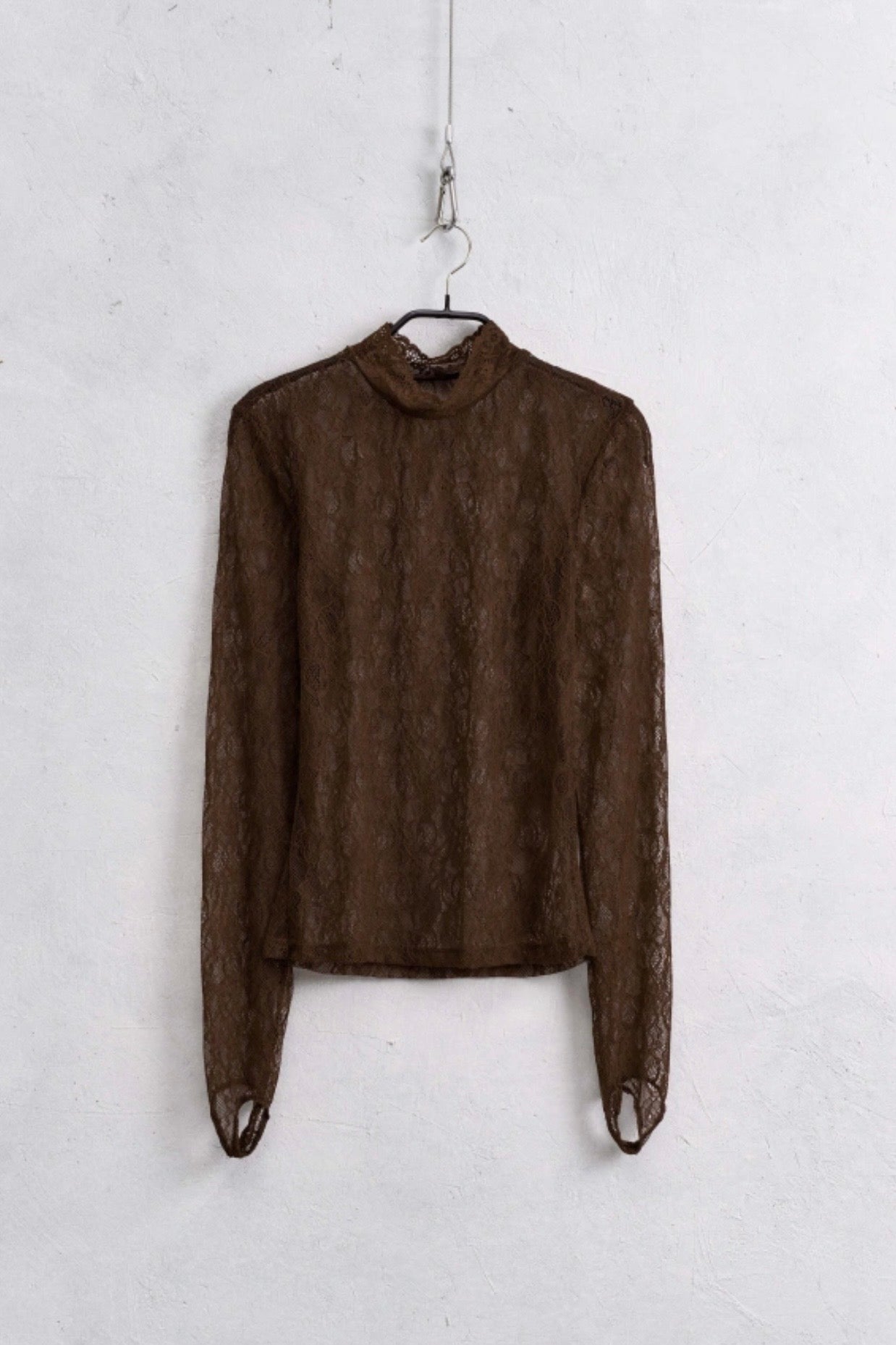 Hnědý krajkový top se stojáčkem