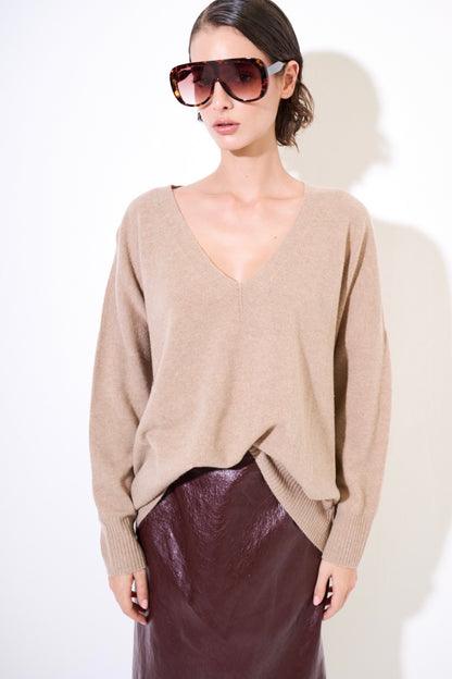 Béžový svetr do V s vysokým podílem vlny