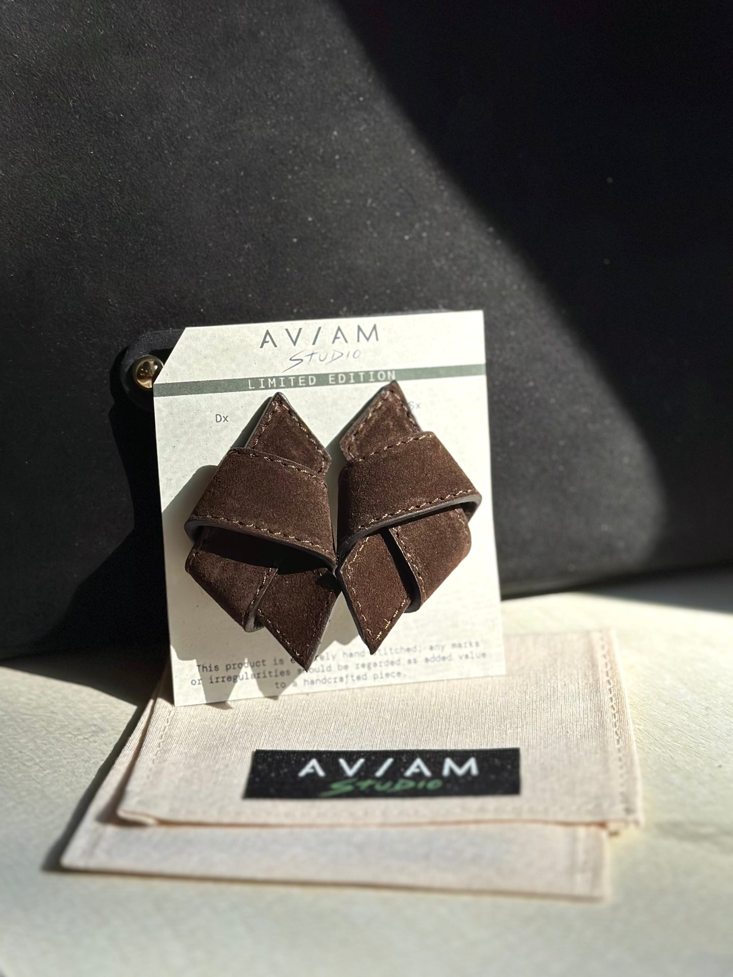 Čokoládové broušené kožené náušnice - uzel