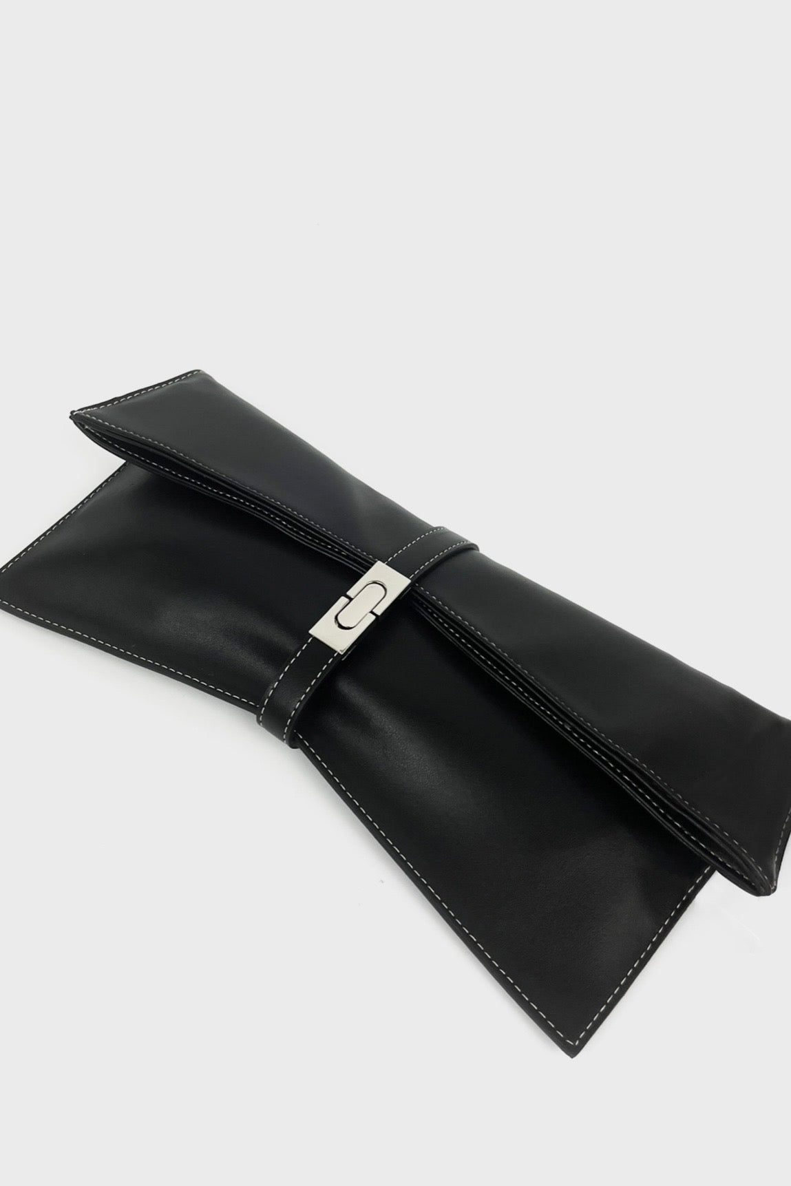 Černá kabelka z rostlinné kůže