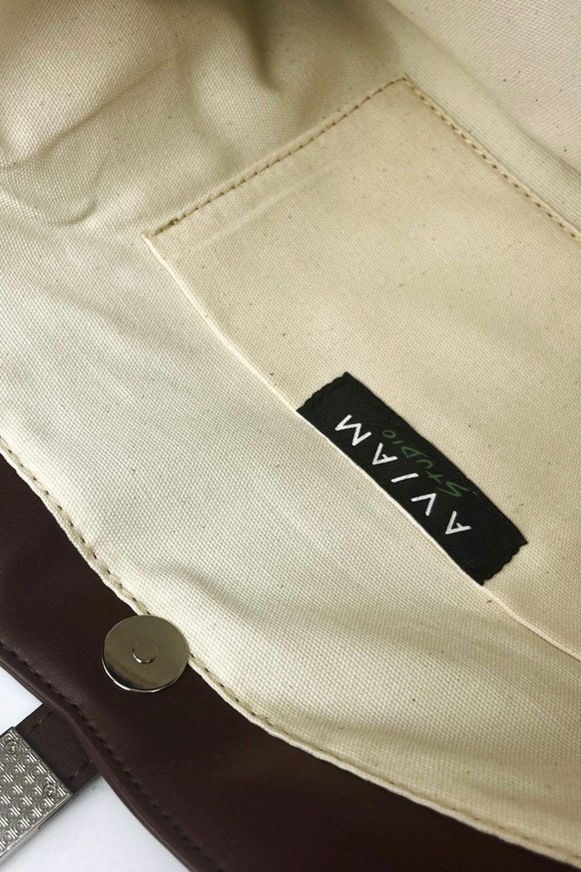 Hnědá kabelka z rostlinné kůže